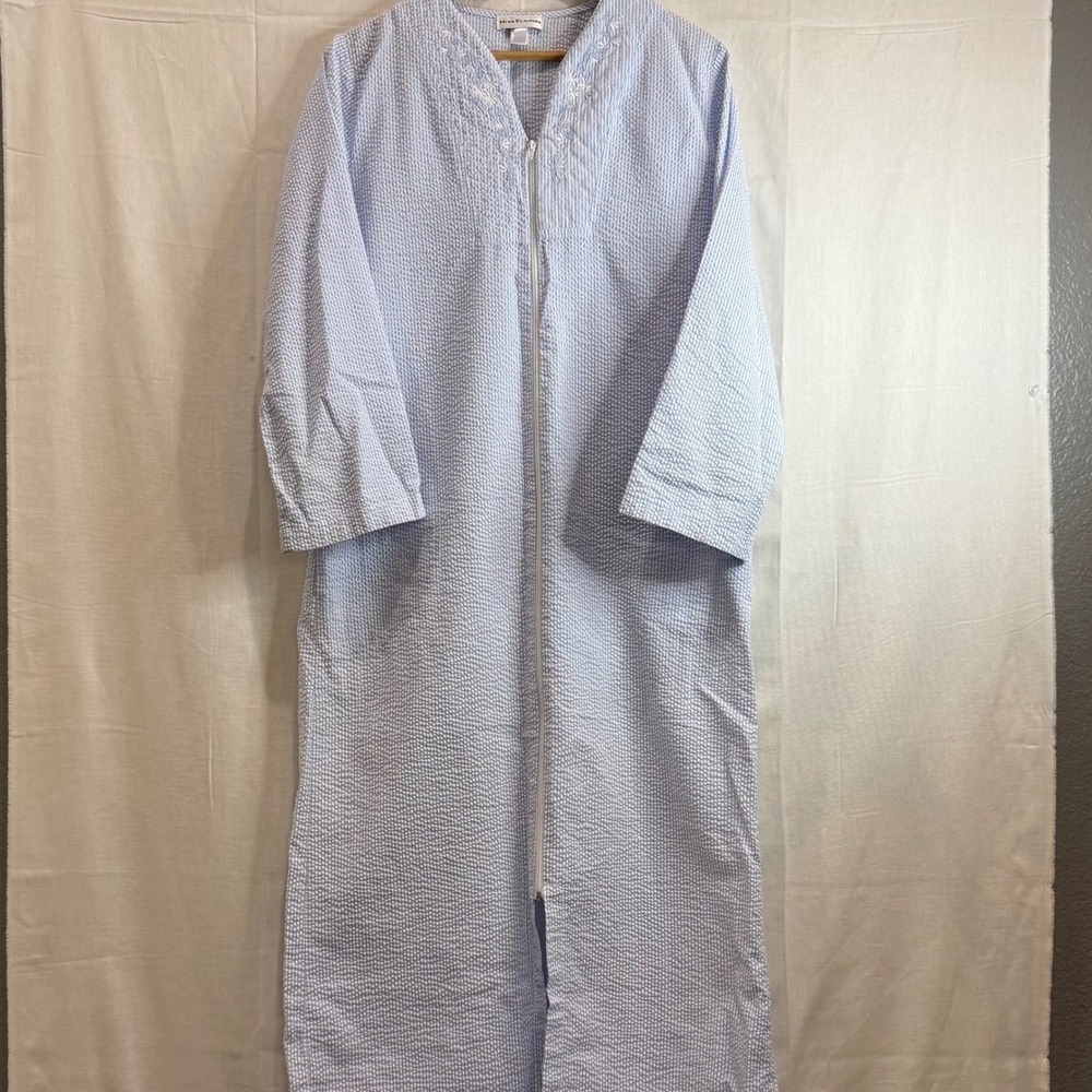 Miss Elaine Seersucker Zip Front Blue/white Floral Embroidered S Costal Grandma